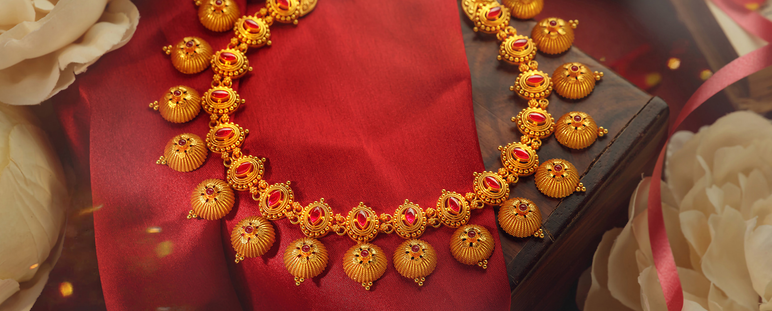 A beautiful gold necklace crafted with red diamond A beautiful gold necklace crafted with red diamond