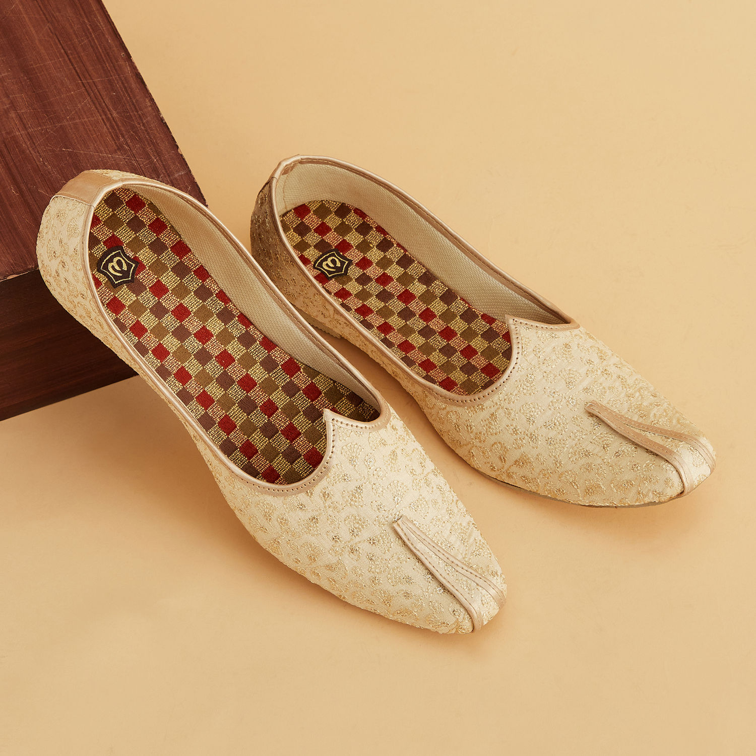 Manyavar jutti outlet