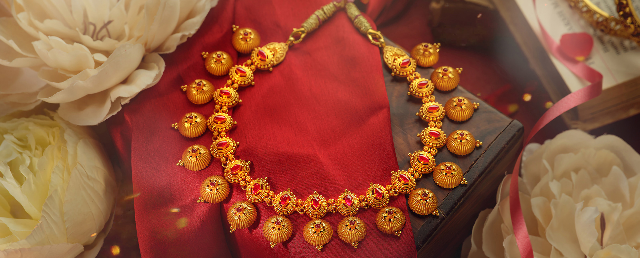 A beautiful gold necklace crafted with red diamond for bride to wear in pre wedding function A beautiful gold necklace crafted with red diamond for bride to wear in pre wedding function