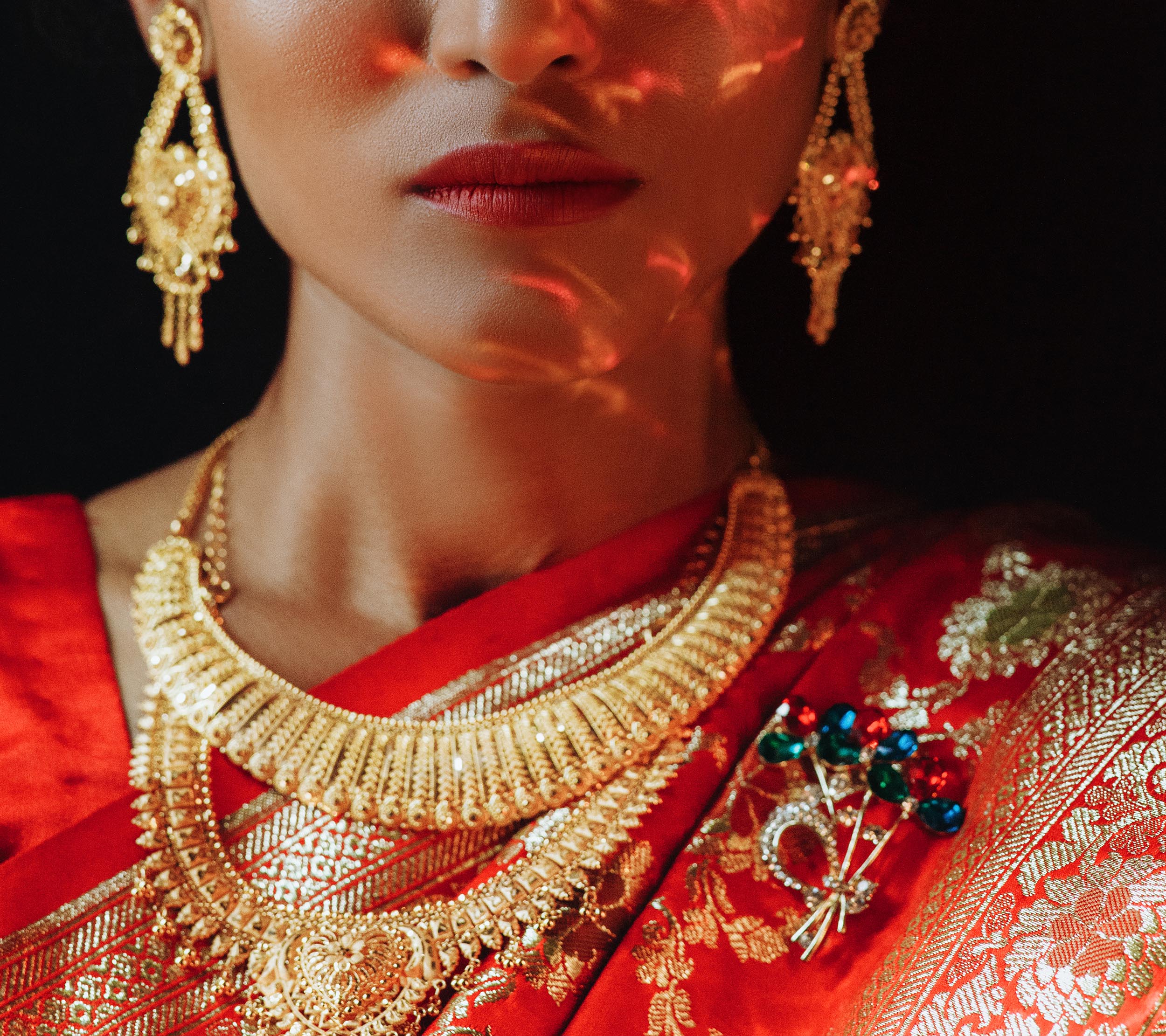 Stunning Ways to Mix Gold & Silver in Your Wedding Necklace Sets
